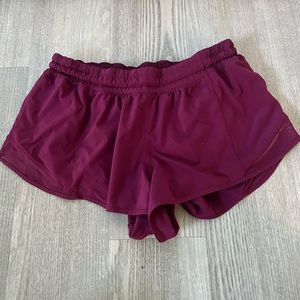 lululemon hotty hot shorts 2.5”
